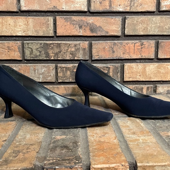 Stuart Weitzman* navy * square toe* heels*size 9.5 - Picture 1 of 4